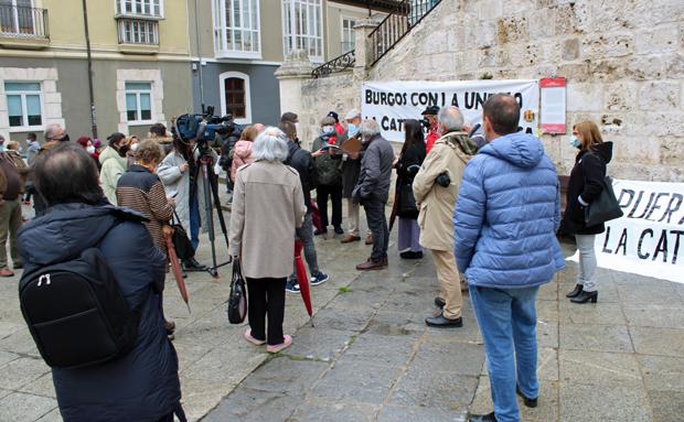 La Plataforma 'Puertas No', contraria al proyecto de la Catedral de Burgos, saca una mesa informativa