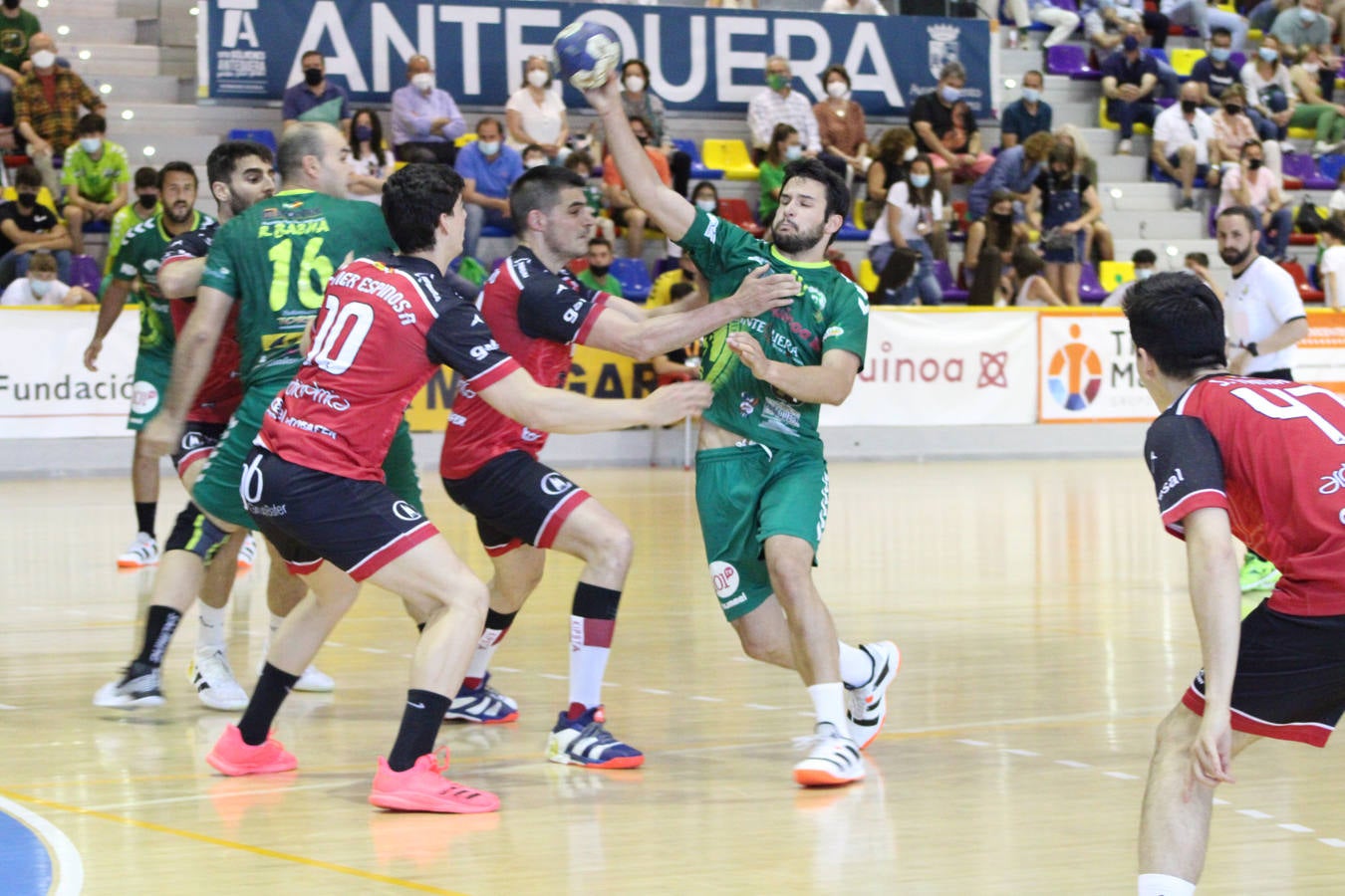 El Antequera celebra el ascenso a Asobal ante el UBU San Pablo