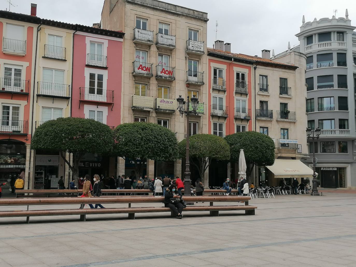Vermú y turismo en un domingo marcado por la lluvia