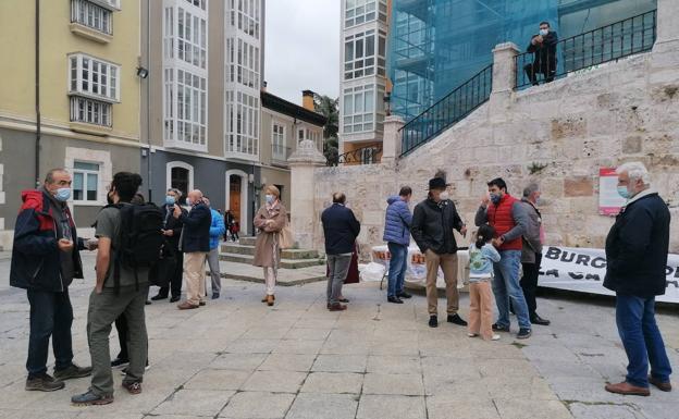 El rechazo a las nuevas puertas de la Catedral de Burgos sale a la calle