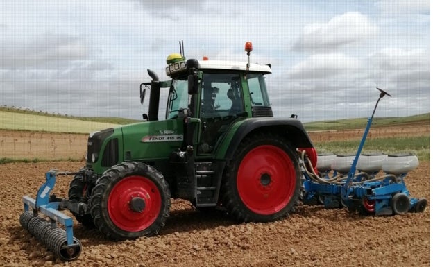 El agricultor de Valladolid que siembra a ritmo de Camela