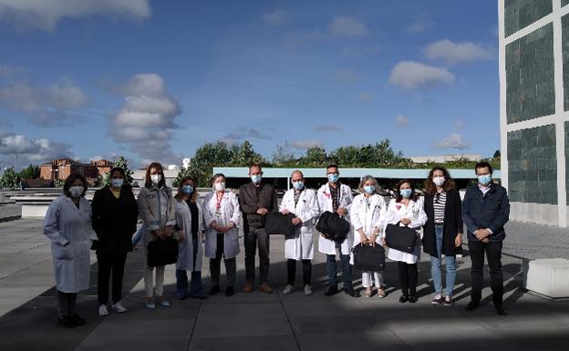 La Asociación Española Contra el Cáncer entrega cinco ordenadores al Colegio del HUBU