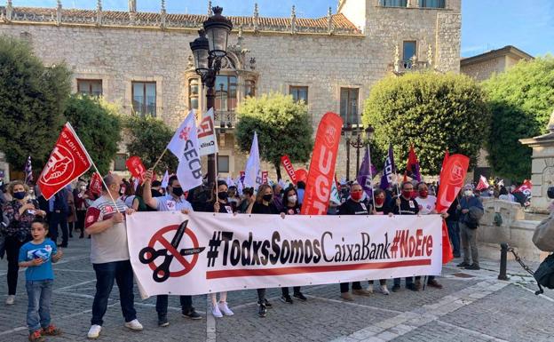 Los empleados de Caixabank en Burgos se manifiestan en contra del mayor ERE en la historia de la banca