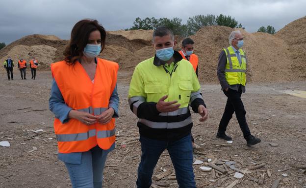 Amigo destaca el compromiso inversor y medioambiental de Kronospan en Burgos