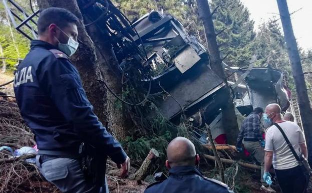 Un doble fallo mecánico, posible causa del accidente del teleférico en Italia