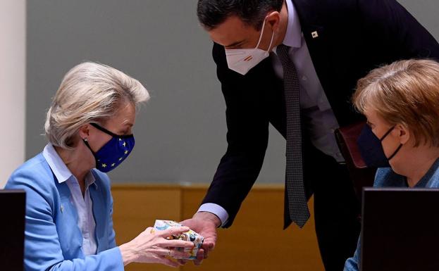 Sánchez regala unos patucos a la abuela Von der Leyen