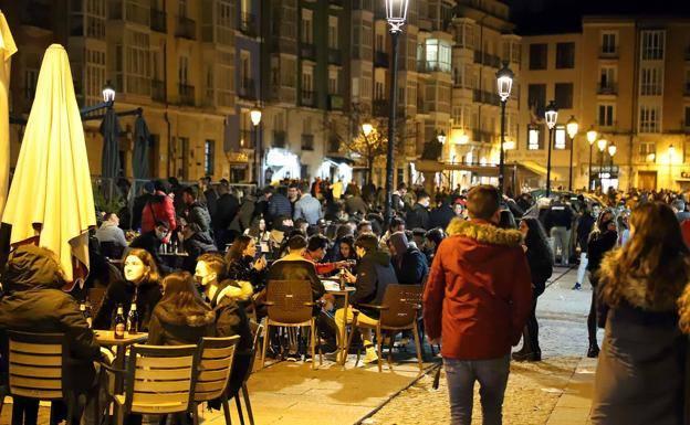 El TSJ no permite a la Junta limitar a seis personas las reuniones durante la madrugada