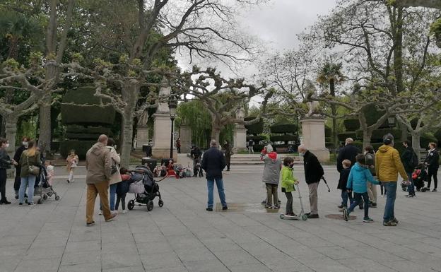 Los nuevos casos de covid entre los mayores de 60 años caen un 52 por ciento en un año