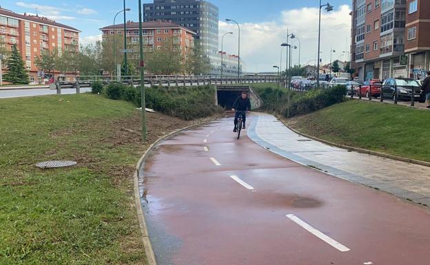 Las bicis vuelven a ganar terreno a las barcas en el parque Europa tras el aguacero del viernes