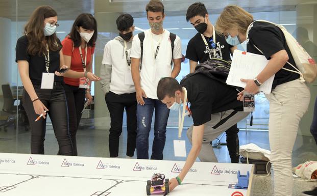 Los robots se dan cita en el MEH en la final de la V edición del desafío ASTI Robotics