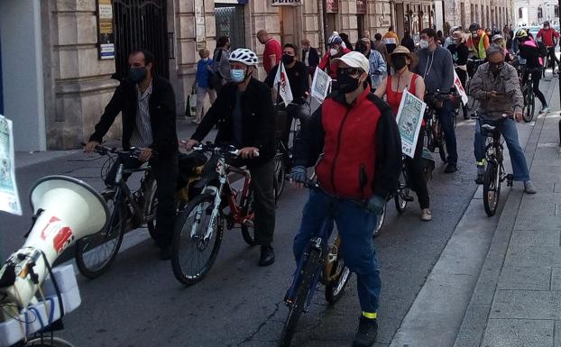 Bicicletada para pedir facilidades en el acceso al tren con una bici
