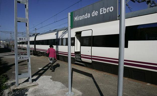 Los trenes vuelven a circular entre Miranda y Manzanos tras la avería en una catenaria