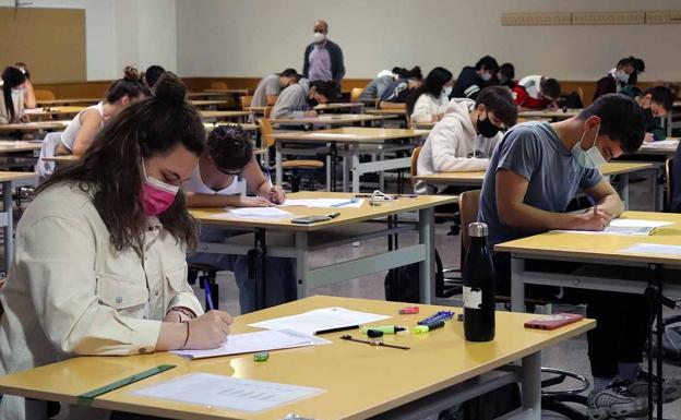 Arranca la EBAU en Burgos con nervios y dominio de las medidas contra la covid-19