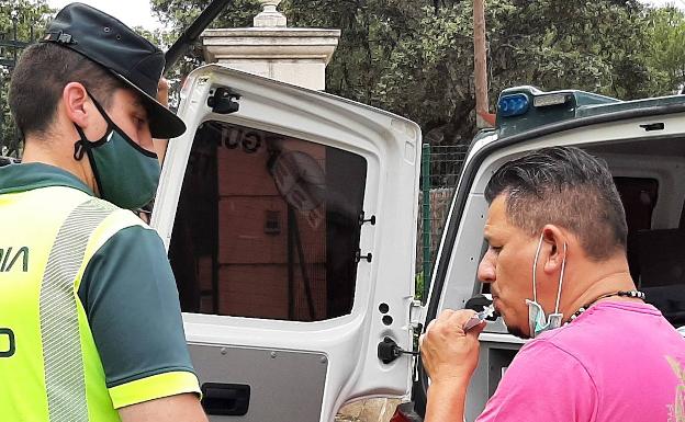 La DGT controlará esta semana el consumo de drogas y alcohol al volante