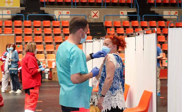 Sanidad completará la pauta de los mayores de 50 años antes de vacunar a los treintañeros en Burgos