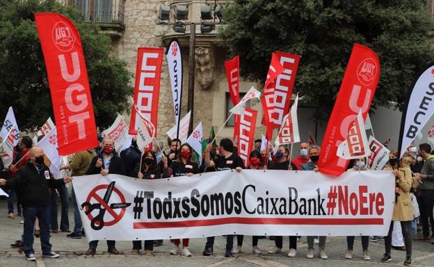 De huelga en día festivo: los trabajadores de CaixaBank Burgos vuelven a la calle