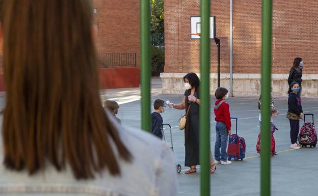 'Cum laude' al profesorado de Castilla y León por su labor ante el «complejo» curso escolar