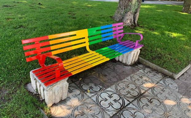 Cinco bancos lucen la bandera arcoiris en Burgos con motivo del Día del Orgullo