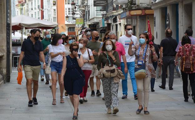 Los burgaleses se resisten a abandonar las mascarillas en el exterior
