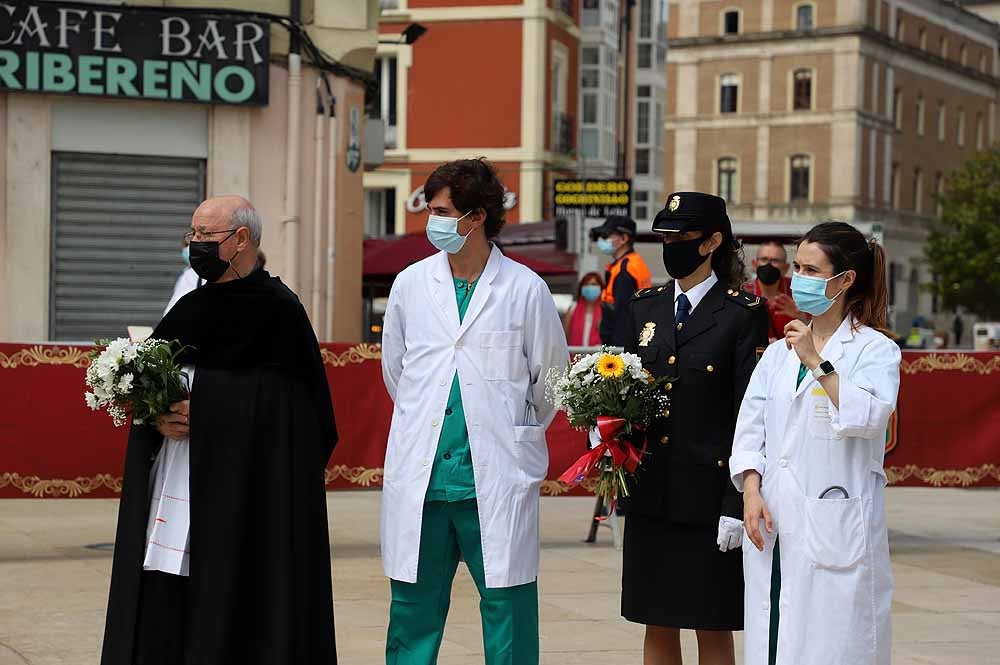 Sanitarios y policía comparten protagonismo con un perrillo en la ofrenda de los Sampedros