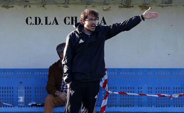 Jonathan Prado, entrenador del Mirandés B: «Renovar habla del buen trabajo y sintonía que hay en el club»