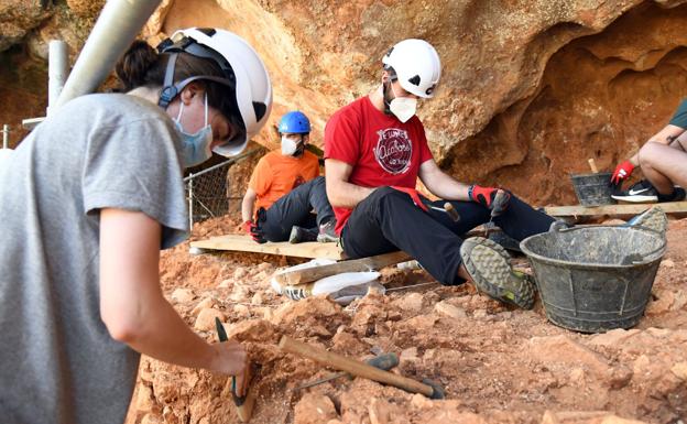 La campaña de excavaciones en Atapuerca arranca con la actividad previa a la pandemia