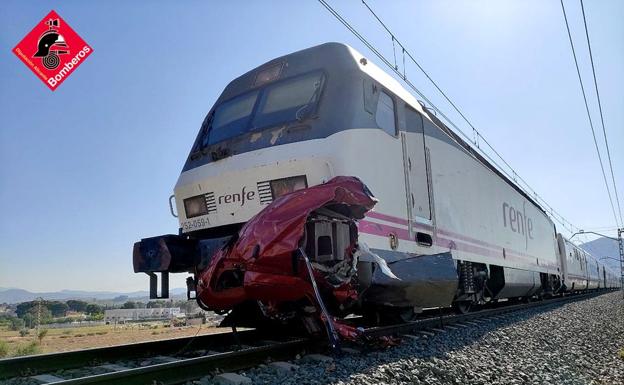 Cuatro muertos al ser arrollado el coche en que viajaban por un Intercity en Novelda