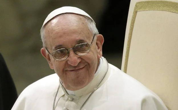 Operan al Papa Francisco por un problema de colon