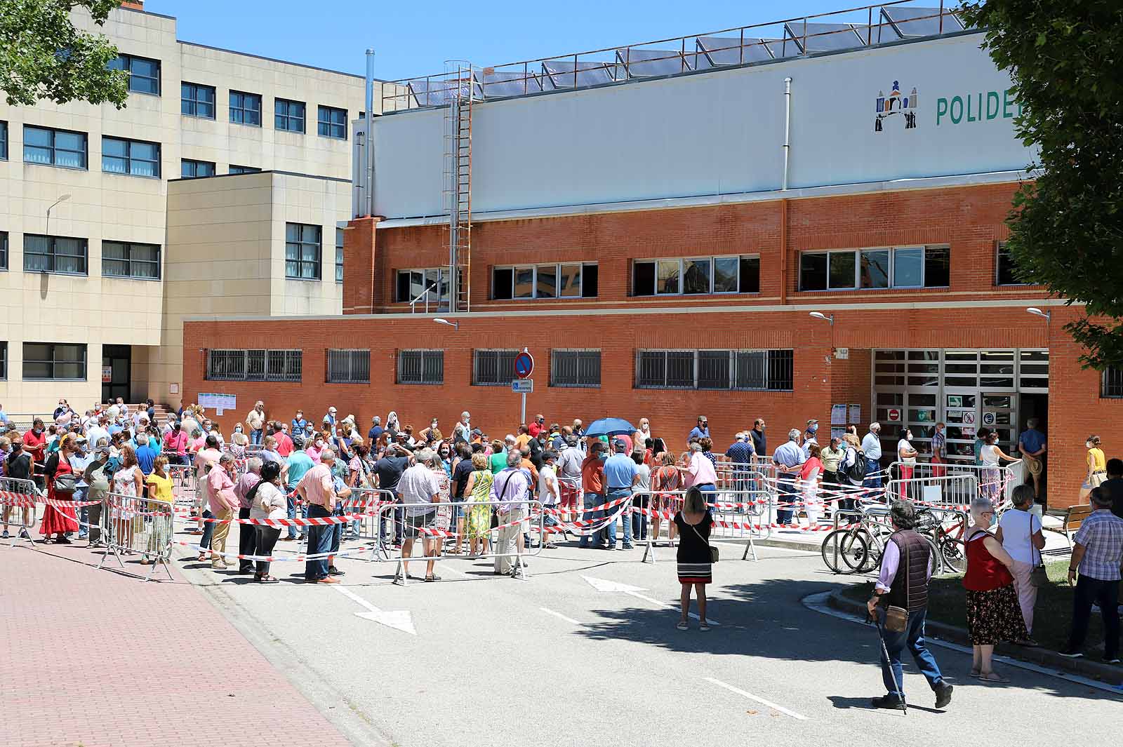 Colas para recibir la segunda dosis de AstraZeneca en Burgos