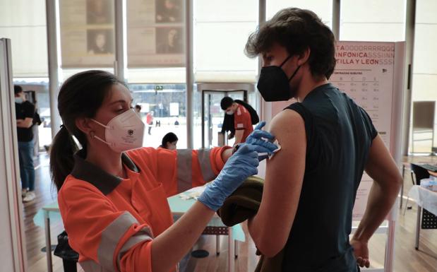 Sanidad plantea la autocita para vacunar contra la covid a la población de 12 a 29 años