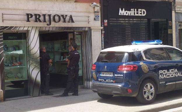 Intentan atracar a plena luz del día una joyería de la calle Santander de Burgos