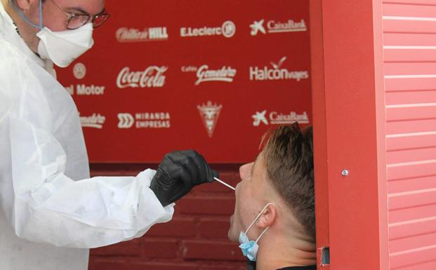 Tres positivos por covid en el Mirandés