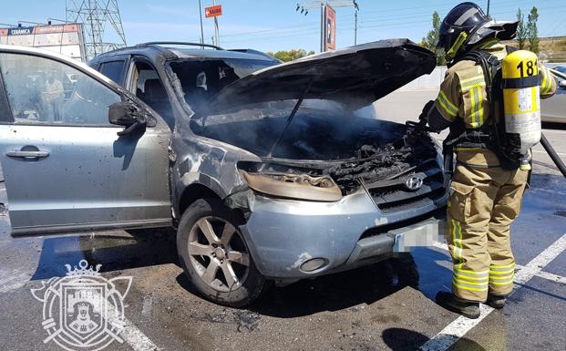 Los bomberos sofocan el incendio de un coche aparcado