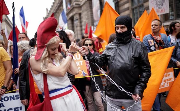 100.000 franceses protestan contra la «dictadura sanitaria»