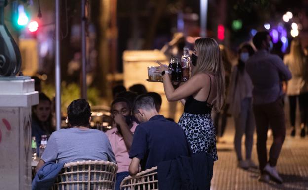 La Junta cierra las discotecas y vuelve a prohibir el consumo en barra en Burgos