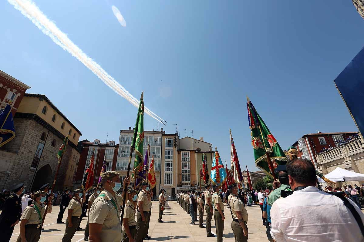 Vuelos acrobáticos de la Patrulla Águila para felicitar a la Catedral