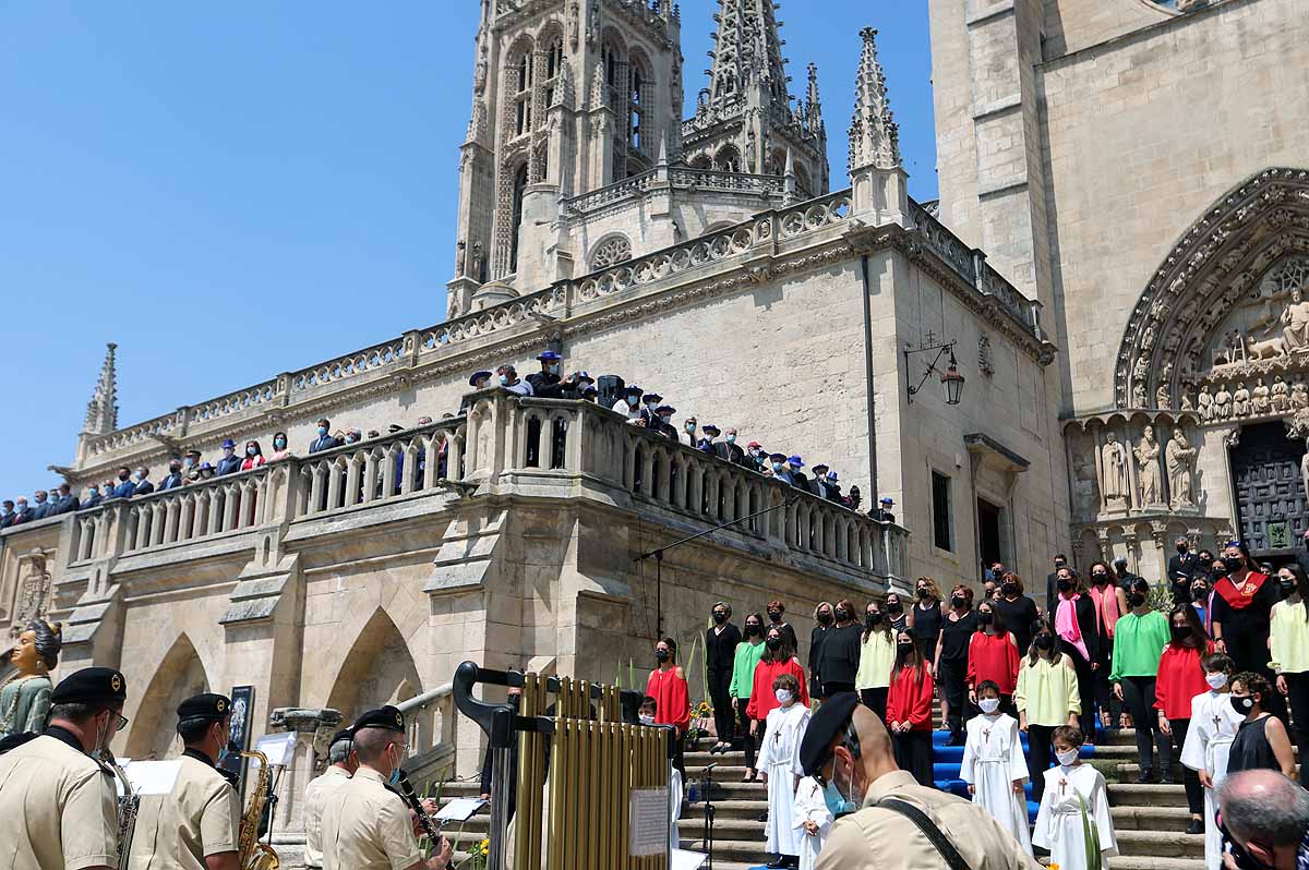 En honor de la Catedral, danzan los Gigantillos, suena el himno