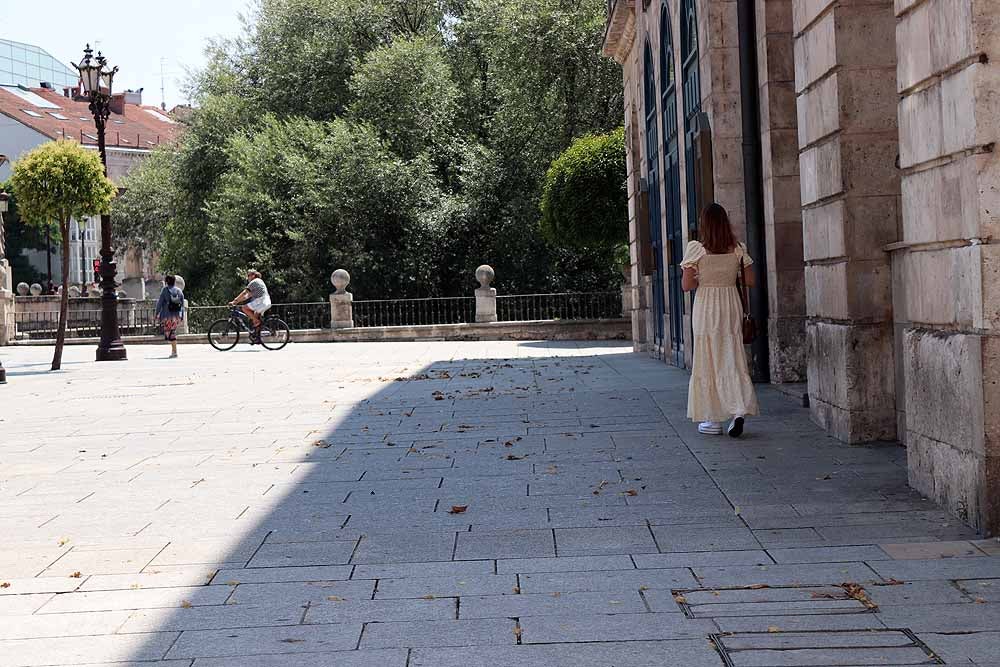 Los burgaleses se refugian del calor en sombras y terrazas