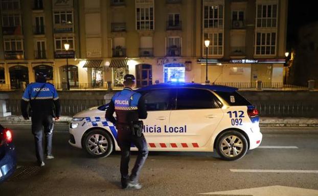 Desalojadas 150 personas de un parque y otras 30 de un bar de Burgos por consumir en barra