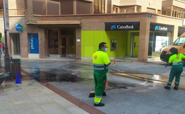 El bolardo de la calle Concordia destroza los bajos de un coche y deja un reguero de aceite