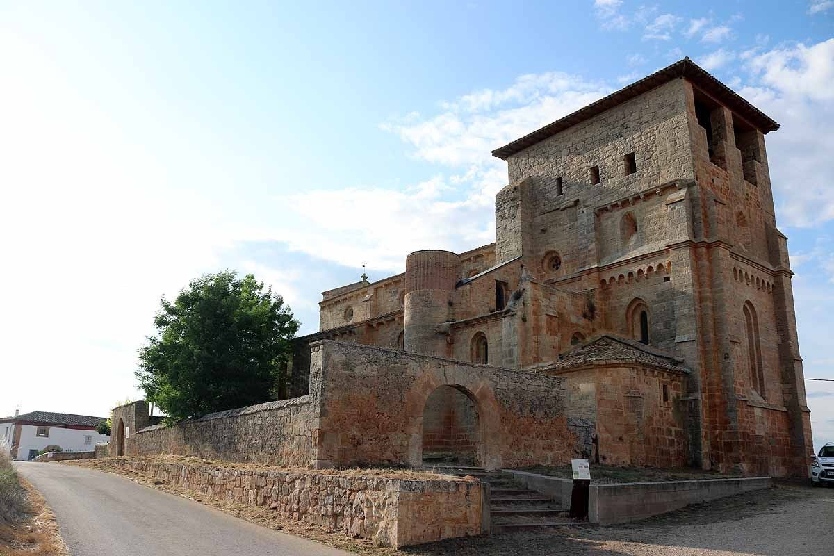 La 'catedral' de Villamorón comienza su restauración interior gracias al mecenazgo ciudadano