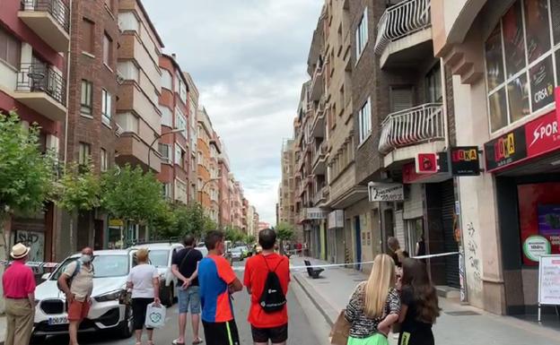 Cortan una calle en Aranda por el lanzamiento de objetos y enseres desde un domicilio