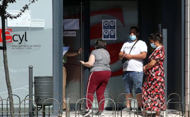 El desempleo baja en Castilla y León en julio un 2%