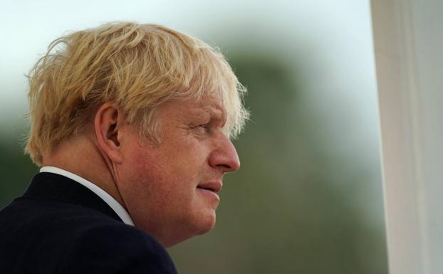 Boris Johnson no se aisla tras dar positivo un colaborador