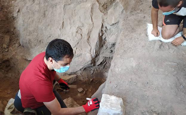 Hallados restos humanos del Paleolítico superior en el yacimiento de Cova Gran de Santa Linya