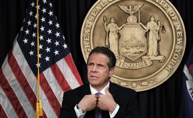 El gobernador de Nueva York sucumbe a las acusaciones de acoso