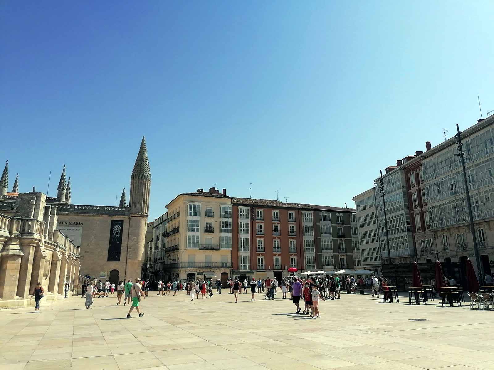 El anuncio de ola de calor no asusta a burgaleses ni turistas