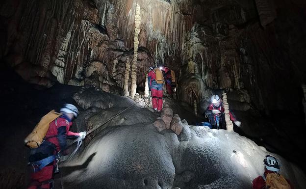 La UME realiza ejercicios de espeleosocorro hasta el viernes en Espinosa de los Monteros