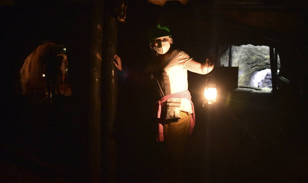 Los candiles iluminan Mina Esperanza