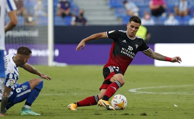 Un gol corregido por el VAR en el tiempo añadido deja al Mirandés sin la victoria en Málaga